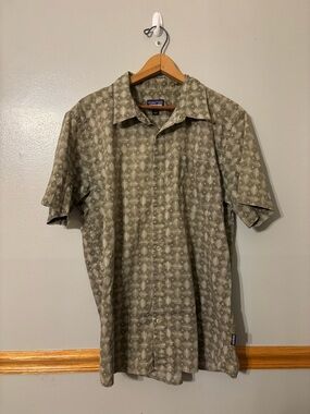 Patagonia Men’s Green White Patterned Collard Button Up Large